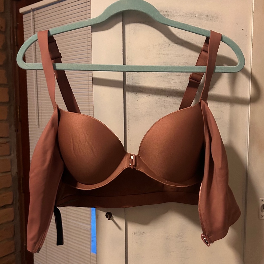 Victoria Secret Knockout Front Close Sports bra